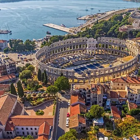 Nata In - Haus Fuer 8-10 Personen Villa Pula