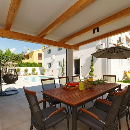 Nata In - Haus Fuer 8-10 Personen Villa Pula