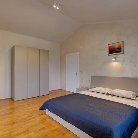 Nata In - Haus Für 8 Personen Pula