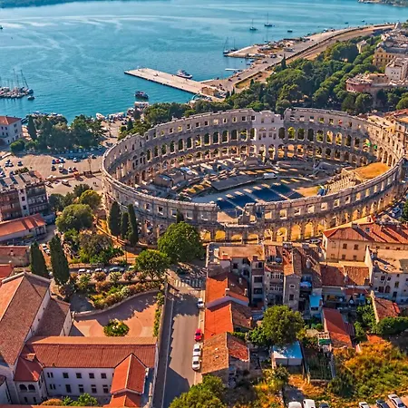 Nata In - Haus Für 8 Personen Pula